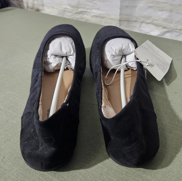 Amazon Essentials Women's Classic Black Suede Flats - Picture 3 of 4